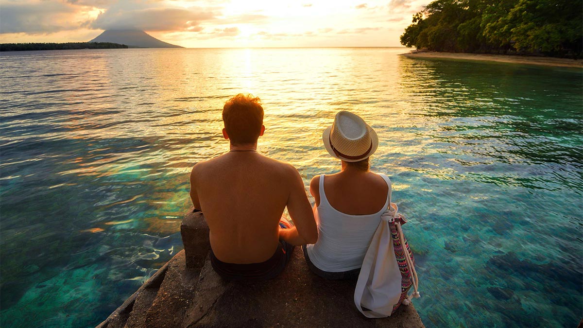 Couple assis sur une plage.