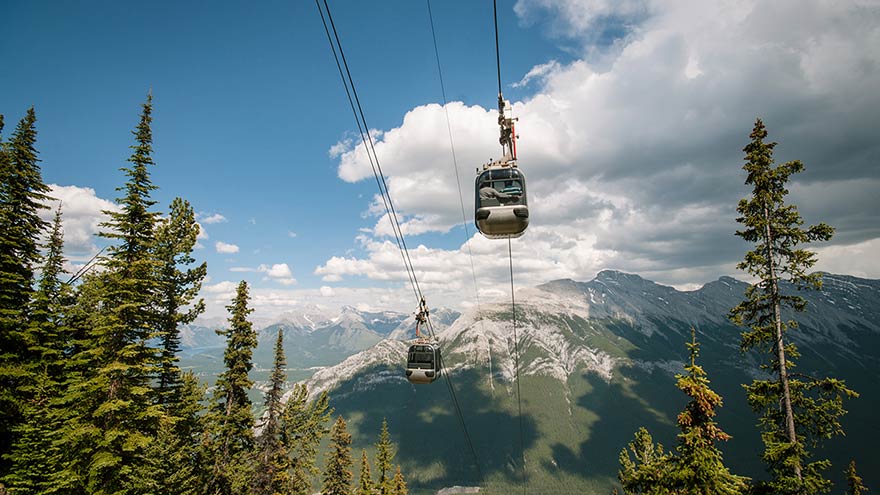 Take a ride on the Banff gondola © frwooar / Getty.