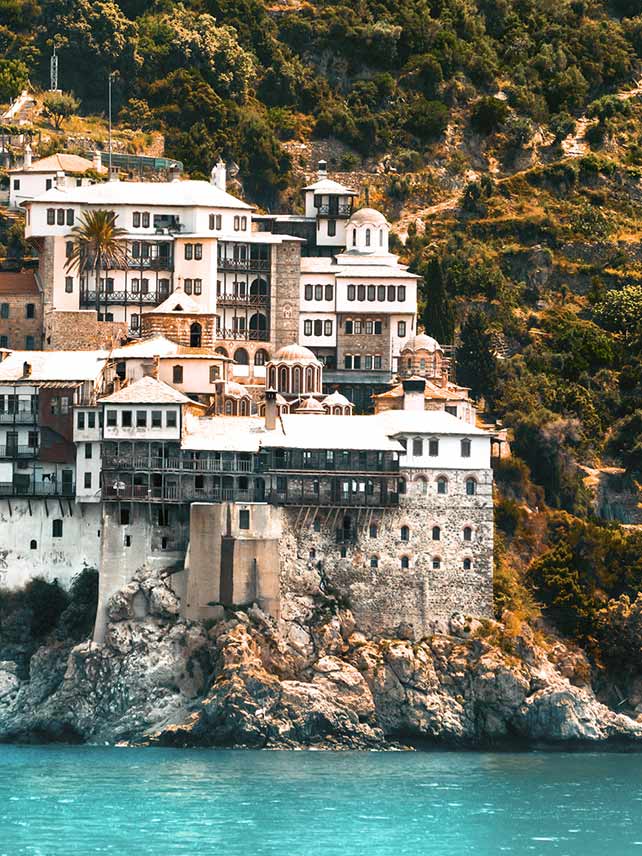 Osiou Gregoriou monastery on Mount Athos, Halkidiki © vlasidis/Getty Images
