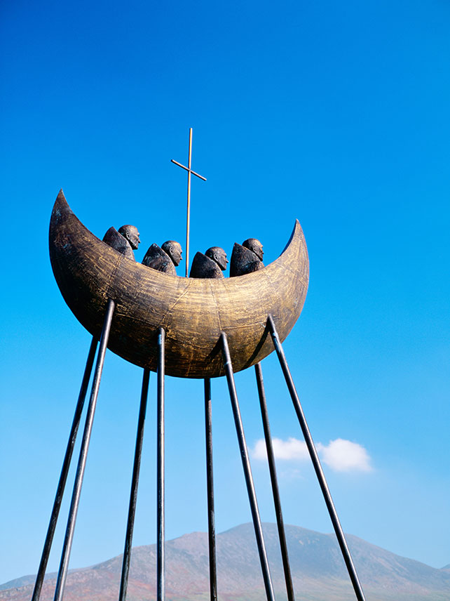 Sculpture ‘To the Skellig’ by Eamon Doherty at Cahirciveen, County Kerry. Photo credit: David Lyons / Alamy Stock Photo.