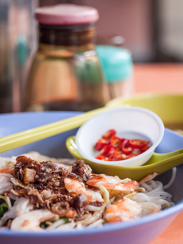 Hokkien prawn noodle, street food in Singapore. ©haxim.