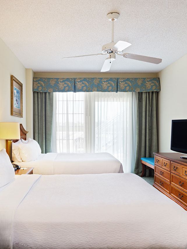 Guest room at the Holiday Inn Hotel & Suites Clearwater Beach S-Harbourside. © 2018 IHG.