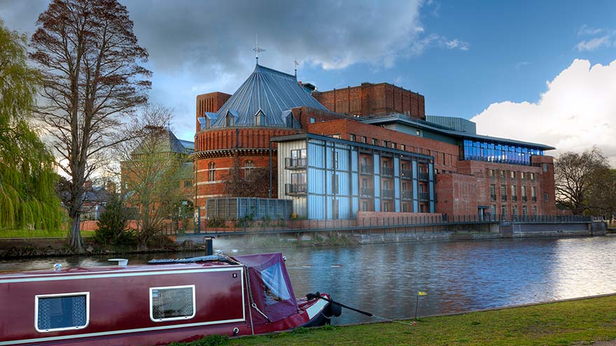 Péniche amarrée sur la rivière Avon à côté du théâtre de la Royal Shakespeare Company, Stratford-upon-Avon, Royaume-Uni. ©Andy Roland.